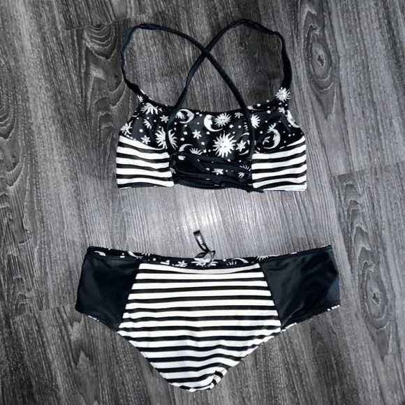 Reversible black and white bikini - Picture 7 of 8